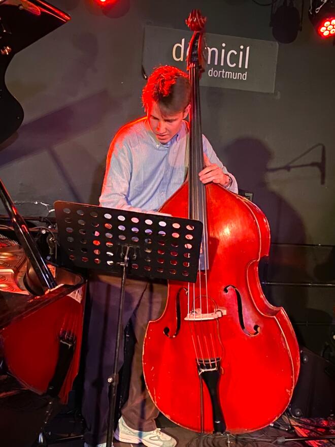 Finn Gerold zupft den Kontrabass gern bei der Monday Night Session. Foto: Michael Kalthoff-Mahnke