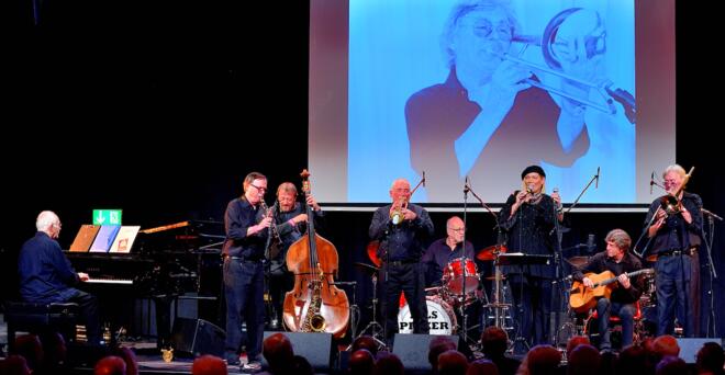 Das Bild zeigt die Jazzband Pilspicker auf der Bühne des Dortmunder Jazzclubs domicil.