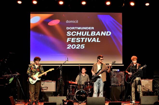 Das Bild zeigt die Band mit dem Namen Too loud for the Braut auf der Bühne des Dortmunder Jazzclubs domicil.