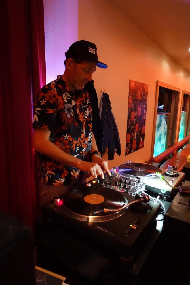 Ein Man legt Schallplatten auf.