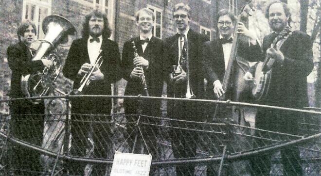 Alte Zeiten in Hamburg: Martin Wierich (2. von rechts) mit seinem Kontrabass und seinen Musiker Kollegen (von links) Friedmann Wulfes, Peter Räuker, Jan Carstensen, Hauke Strebel und Christian Schittek von Happy Feet. Foto: privat