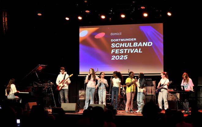 Das Bild zeigt die Band mit dem Namen Dreamers auf der Bühne des Dortmunder Jazzclubs domicil.