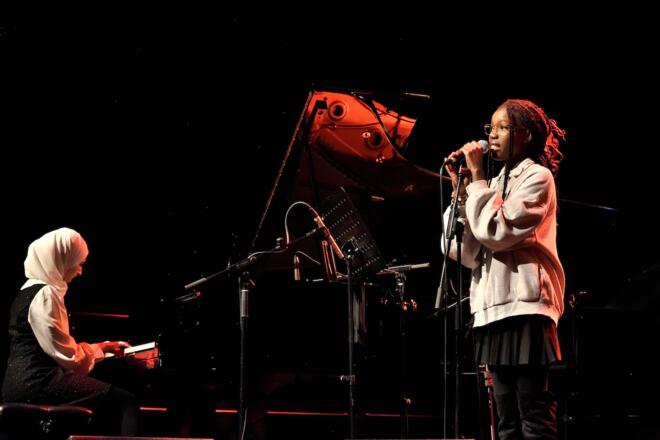Das Bild zeigt die Band mit dem Namen The Wonder Duo auf der Bühne des Dortmunder Jazzclubs domicil.
