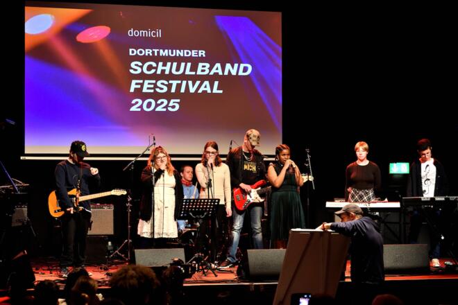 Das Bild zeigt die Band mit dem Namen Unser Moment auf der Bühne des Dortmunder Jazzclubs domicil.