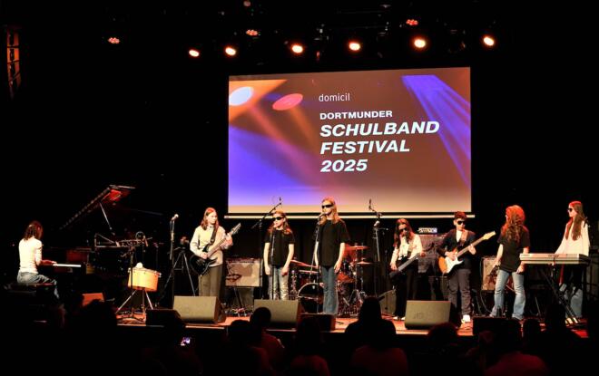 Das Bild zeigt die Band mit dem Namen The Radioactives Duo auf der Bühne des Dortmunder Jazzclubs domicil.