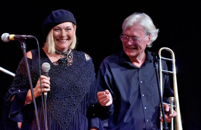 Das Bild zeigt Jimmy Horschler mit seiner Tochter Babette auf der Bühne des Dortmunder Jazzclubs domicil. Foto: Kurt Rade